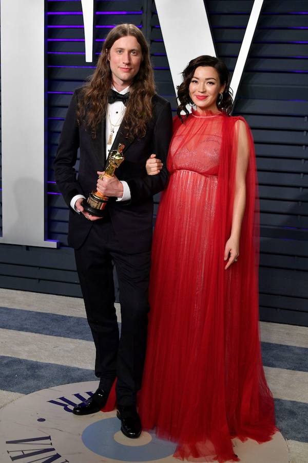 Ludwig Goransson (izquierda), ganador del Oscar a la Mejor Banda Sonora por 'Black Panther', junto a la violinsta Serena McKinney, durante la ceremonia de Los Premios Oscar, celebrada este domingo 24 de febrero de 2019 en Hollywood, California (Estados Unidos).