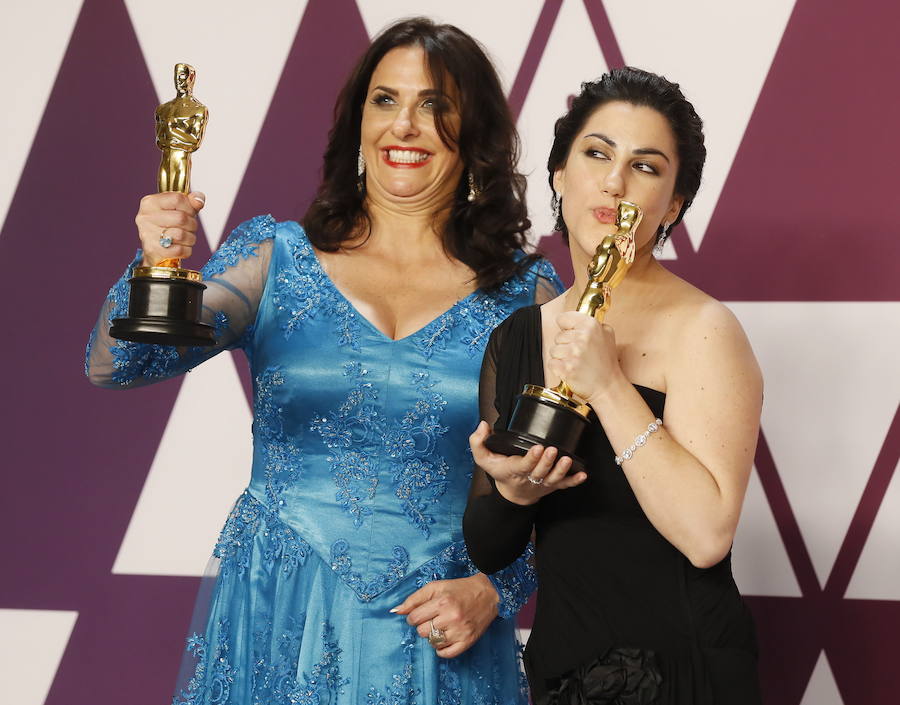 Las directoras Melissa Berton (izquierda) y Rayka Zehtabchi, premiadas con el Oscar a Mejor Cortometraje Documental por su pieza 'Period. End of Sentence', durante la ceremonía de los Premios Oscar, celebrada este domingo 24 de febrero de 2019 en Hollywood, California (Estados Unidos).