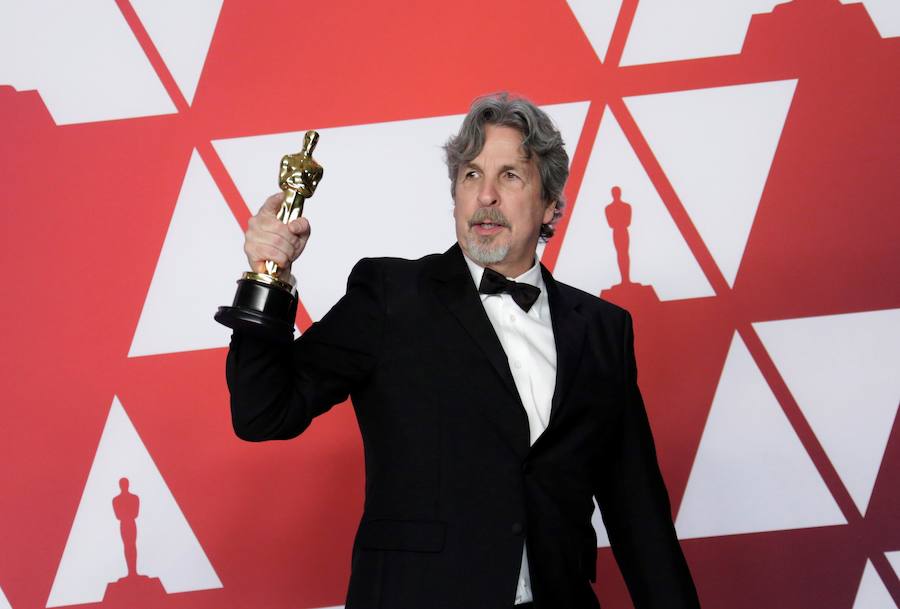 El director Peter Farrelly, ganador del Oscar a la mejor película y mejor guión original por 'Green Book', posa con la estatuilla en la sala de prensa durante la 91 edición de los premios de la Academia de Hollywood este domingo, 24 de febrero de 2019, en Hollywood, California. 