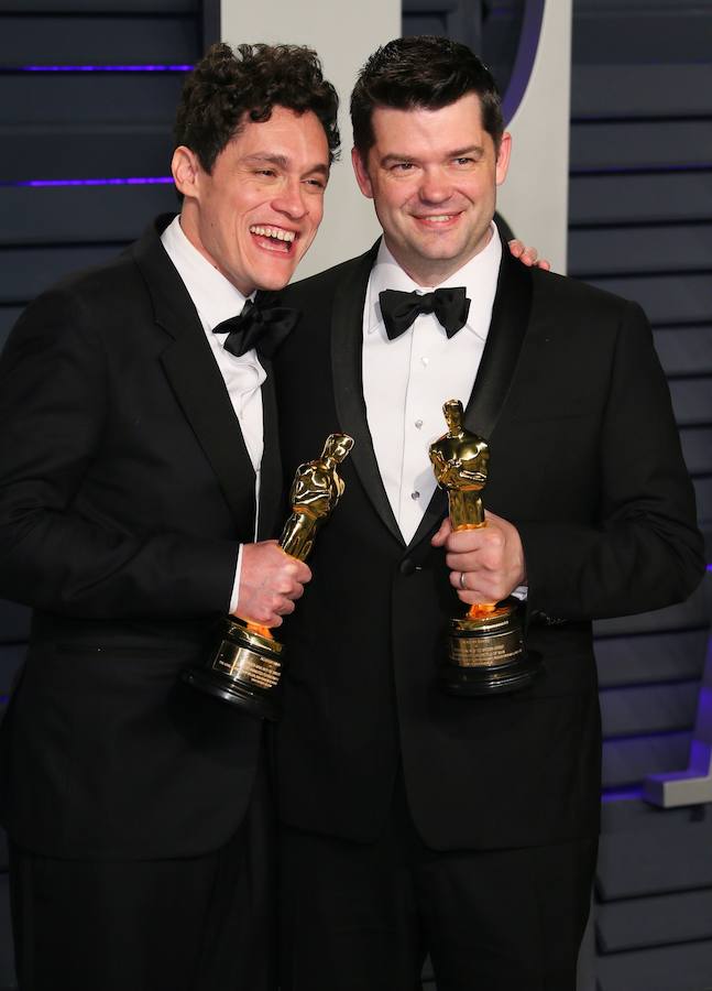 Ganadores del Oscar a la Mejor Película Animada, Phil Lord (izquierda) y Chris Miller (derecha), por su trabajo de dirección en el filme de 'Spiderman Into the Spider-Verse', posan con sus respectivas estatuillas durante la ceremonía de los Premios Oscar, celebrada este domingo 24 de febrero de 2019 en Hollywood, California (Estados Unidos).