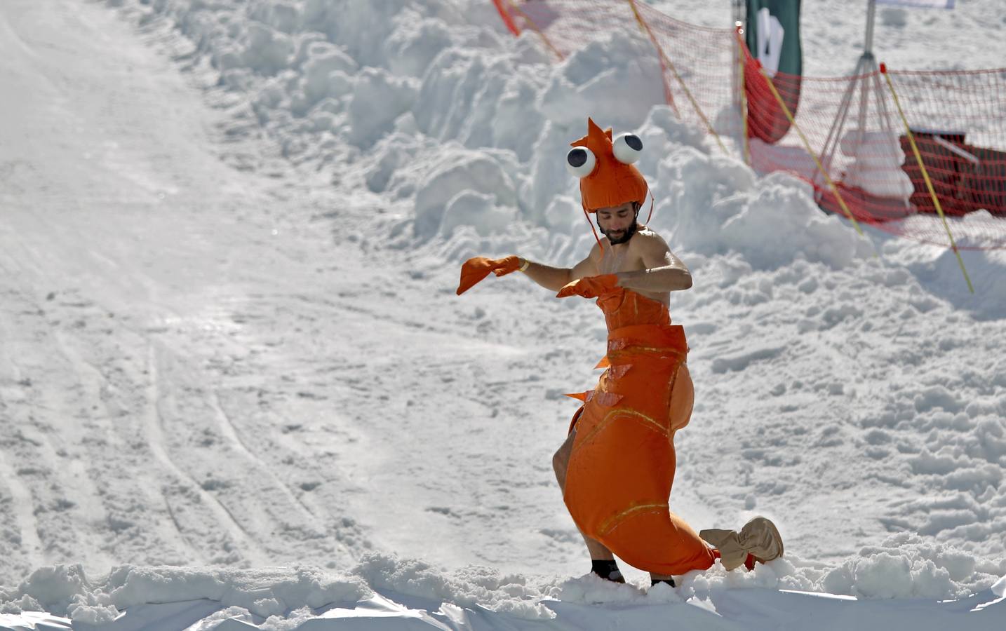 Varios participantes participan en competención Red Bull Jump and Freeze en la estación de esquí Mzaar en Kfardebian Lebanon Mountain, en Kfardebian, Líbano. Los participantes que usan trajes festivos realizan piruetas antes de meterse en un estanque con agua helada. 