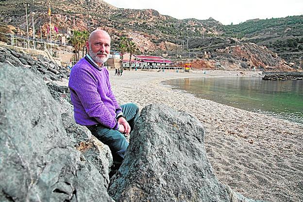 Félix Díaz, en la orilla de la playa cartagenera de Cala Cortina, donde le gusta desconectar de su día a día en el trabajo. 