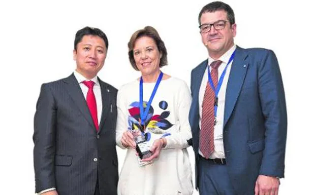 Matilde recibe su premio junto al presidente de KEA (Kumon Europa y África), Masa Hiro Shimizu, y el director general de Kumon España, Alberto Tejerina. 