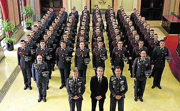  Los alumnos de la AGA posan uniformados en el Salón de Plenos. 