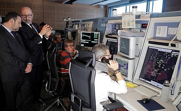 El ministro de Fomento, José Luis Ábalos (i) , en el nuevo Centro de Control de Área Terminal de Enaire en Valencia. 