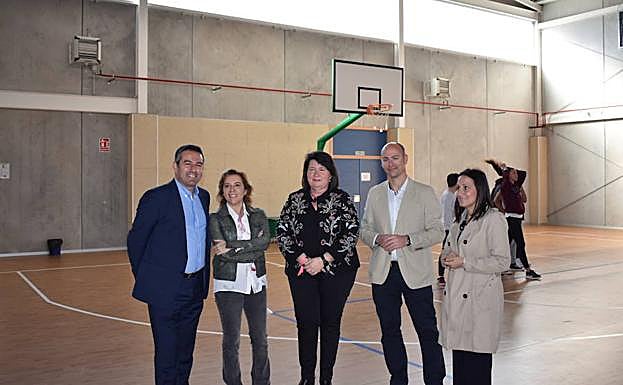 La consejera Adela Martínez-Cachá (2ª a la izq.) durante la visita a las nuevas instalaciones del IES Sanje de Alcantarilla.