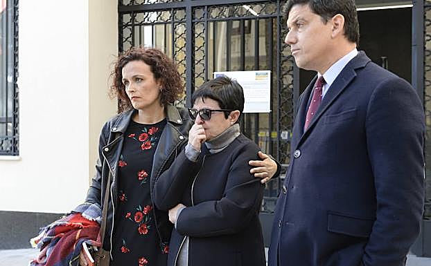 Laura Campos, prima de Jorge L. V., junto a la madre del joven y el abogado de la familia, antes de conocer la puesta en libertad bajo fianza de este.