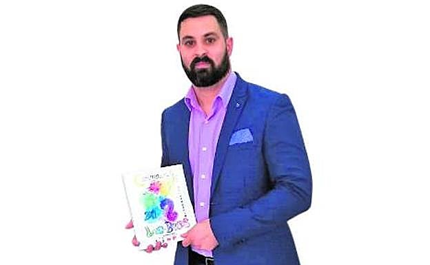 José Antonio Amaya Burillo, con la revista del Carnaval. 