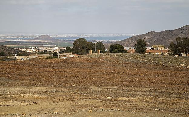 Terrera con residuos de la mina Segunda Paz, a las afueras del pueblo de Llano del Beal. Al fondo, el Mar Menor. 