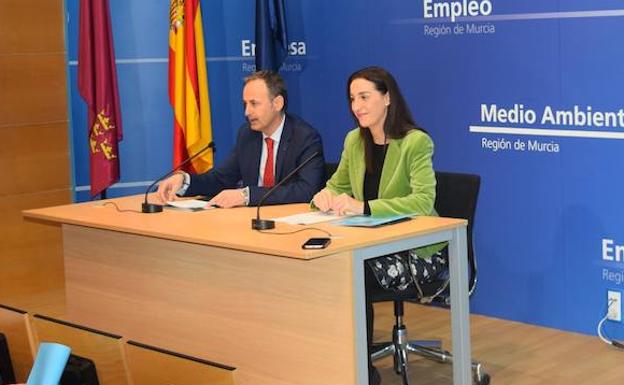 El consejero de Empleo, Universidades, Empresa y Medio Ambiente, Javier Celdrán, junto a la directora general de Relaciones Laborales y Economía Social, Nuria Fuentes García-Lax.