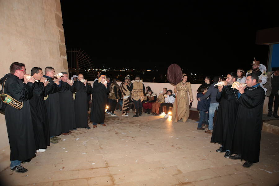 Cristina Moreno encarnó a la bestia de las fiestas del Carnaval con un traje que simulaba una abeja y acompañada por un séquito de setenta apicultores