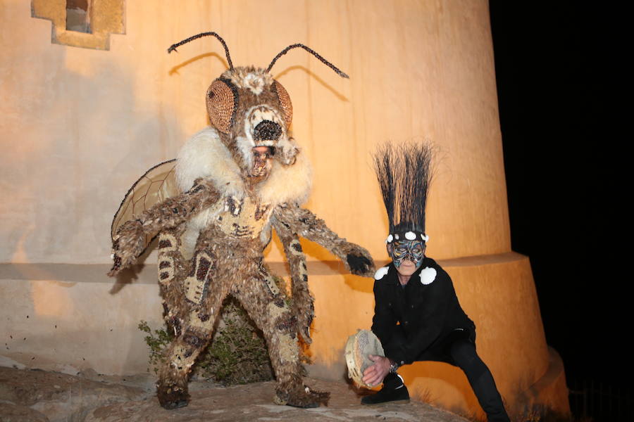 Cristina Moreno encarnó a la bestia de las fiestas del Carnaval con un traje que simulaba una abeja y acompañada por un séquito de setenta apicultores