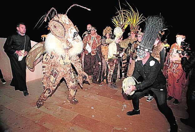 La Mussona, encarnada en una abeja, ayer, tras salir de la explanada del Castillo. 