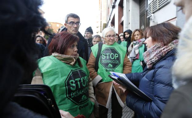 Miembros de la plataforma 'Stop Desahucios' en protesta por un desalojo. 