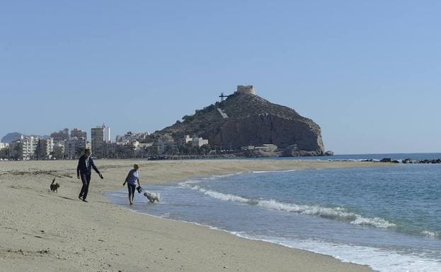 La Playa de Poniente con el Castillo de San Juan de las Águilas y el paseo de La Colonia, al fondo.