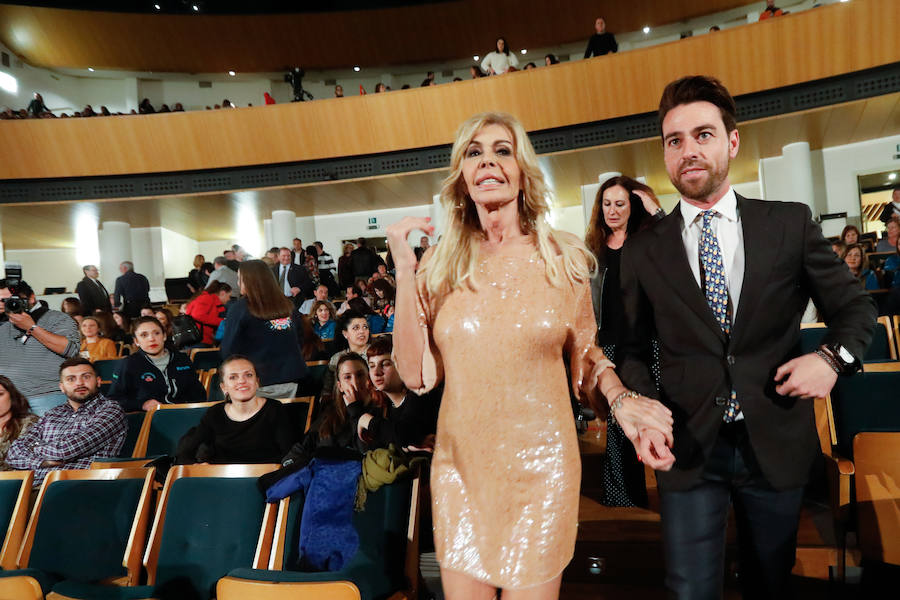 La actriz y presentadora leyó el pregón del Carnaval de Cabezo de Torres en el Auditorio Víctor Villegas ante 2.000 personas