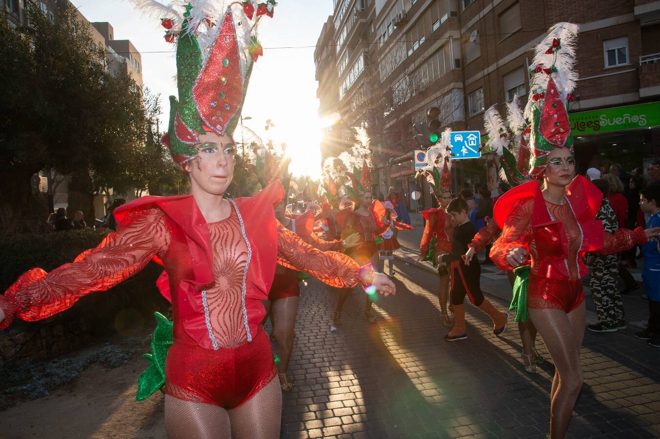 Cientos de personas disfrutaron del desfile de este sábado por las calles del centro de la ciudad portuaria