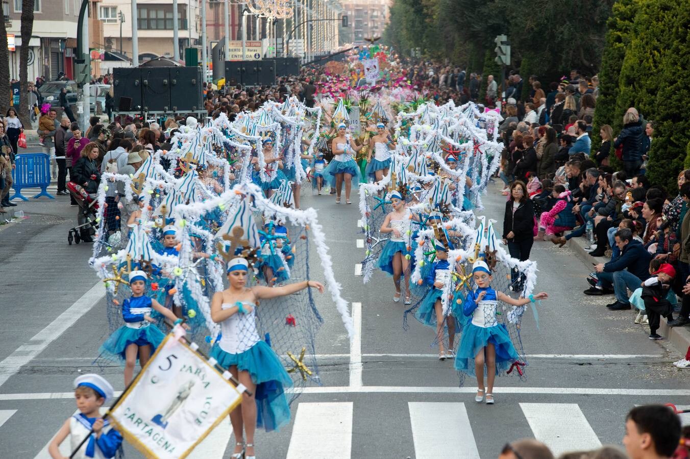 Cientos de personas disfrutaron del desfile de este sábado por las calles del centro de la ciudad portuaria