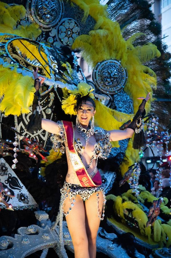 Cientos de personas disfrutaron del desfile de este sábado por las calles del centro de la ciudad portuaria