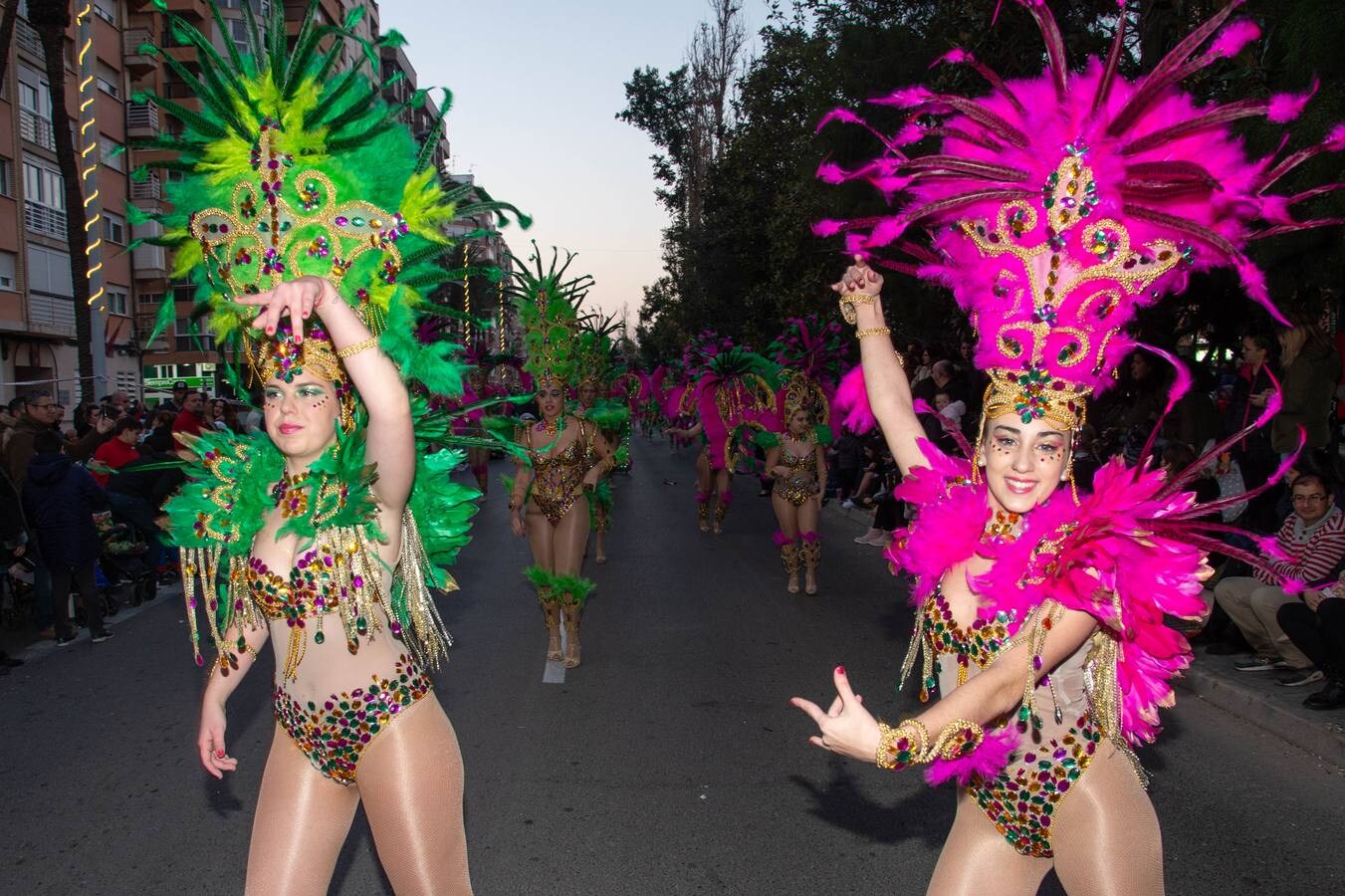 Cientos de personas disfrutaron del desfile de este sábado por las calles del centro de la ciudad portuaria