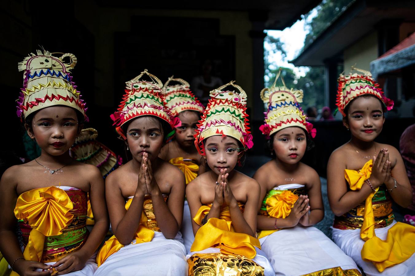 Hindúes indonesios celebran la ceremonia del Melasti, un festival de purificación que da paso al Nyepi (Día del Silencio)