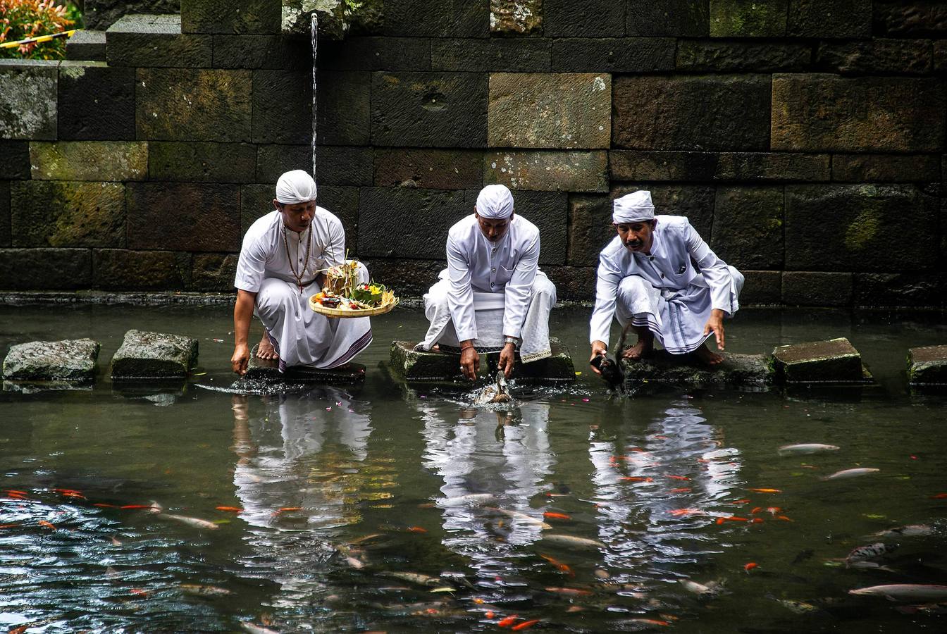 Hindúes indonesios celebran la ceremonia del Melasti, un festival de purificación que da paso al Nyepi (Día del Silencio)