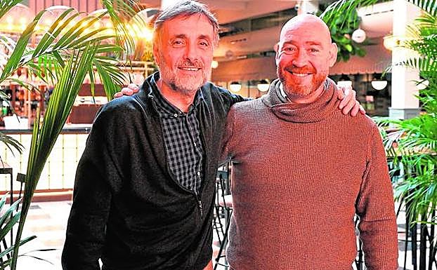 Salvador Serrano (i) y Manuel de Reyes conversan en el Mercado de Correos. 