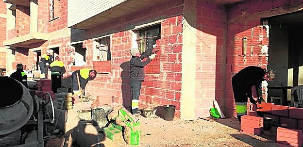 Los operarios trabajan para clausurar el edificio que albergaba a más de una treintena de okupas, esta semana. 