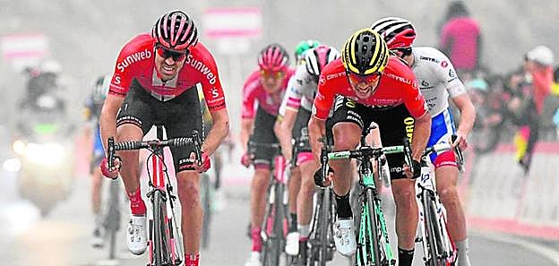 Roglic gana la etapa de ayer con Domoulin a la izquierda.