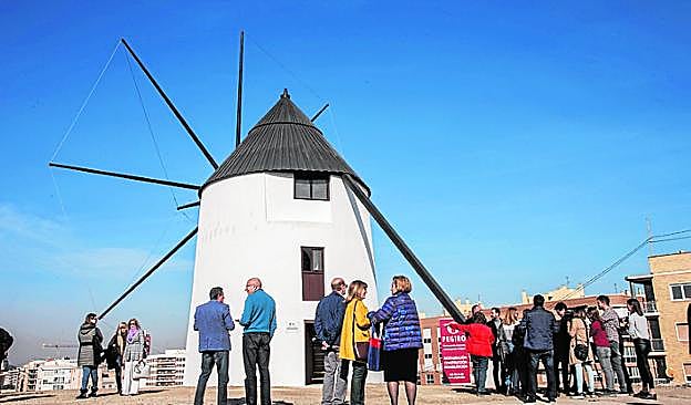 El molino inaugurado en la cima del monte. 