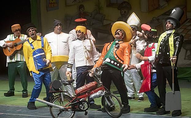 Un momento de la actuación de la chirigota de Roquetas, en la gala celebrada en el Auditorio El Batel. 