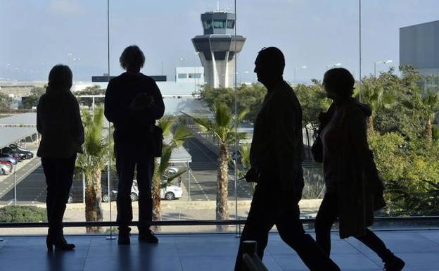 Varios viajeros en el aeropuerto de Corvera.