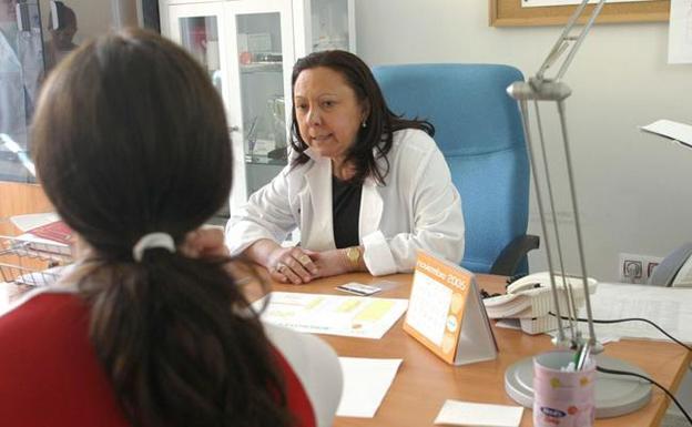 Una médico y una paciente durante una consulta en atención primaria en una imagen de archivo.