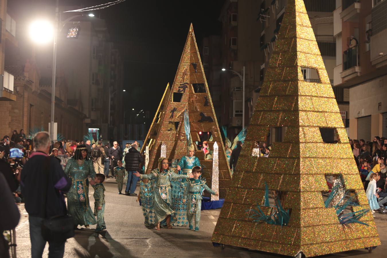 Más de 3.000 carnavaleros llevan el color, la fiesta y la diversión a las calles en el primer gran desfile