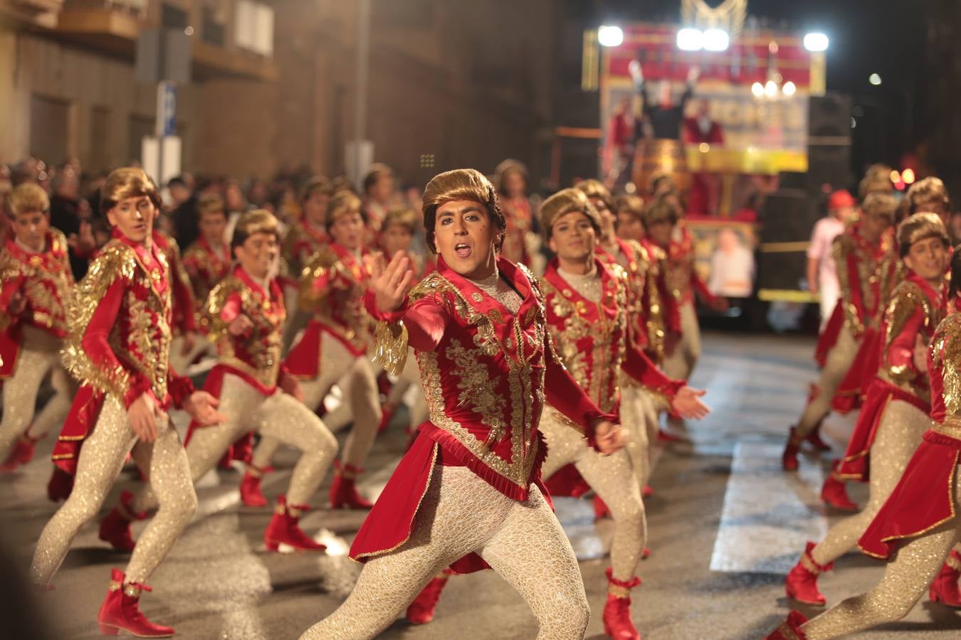 Más de 3.000 carnavaleros llevan el color, la fiesta y la diversión a las calles en el primer gran desfile