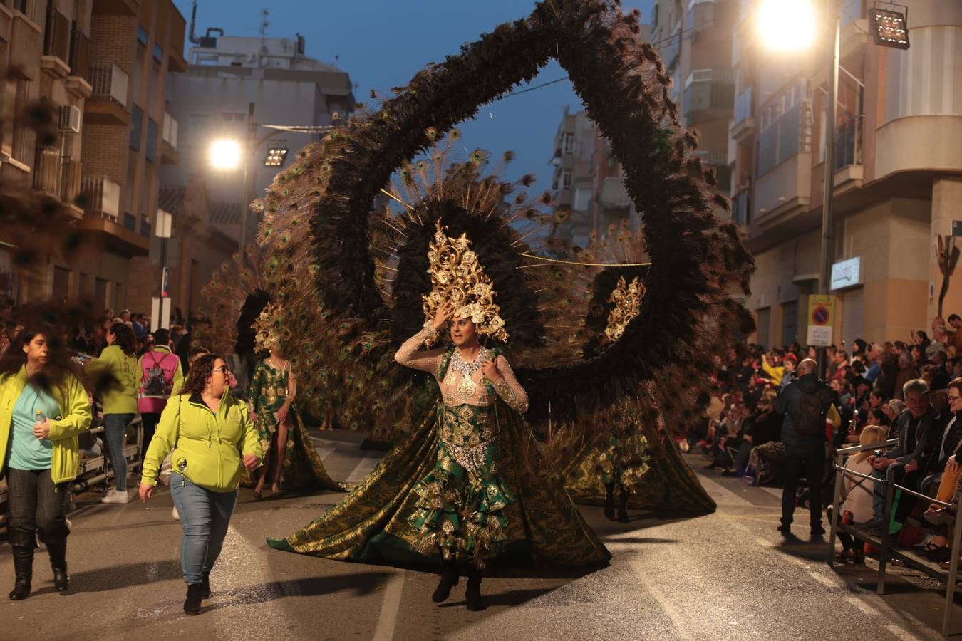 Más de 3.000 carnavaleros llevan el color, la fiesta y la diversión a las calles en el primer gran desfile