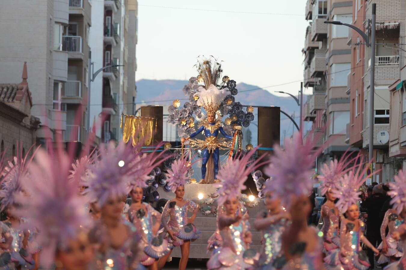 Más de 3.000 carnavaleros llevan el color, la fiesta y la diversión a las calles en el primer gran desfile