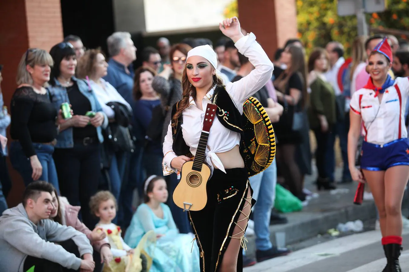 Más de mil personas participan en el primer gran desfile de la pedanía murciana