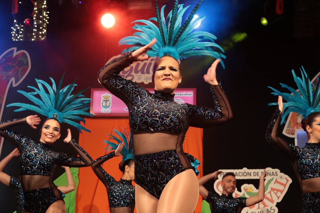 Multitud de personas abarrotaron la plaza de España para presenciar la guerra de cascarones y la batalla entre Don Carnal y Doña Cuaresma
