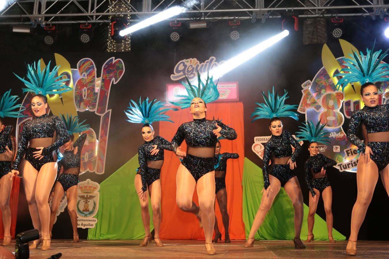 Multitud de personas abarrotaron la plaza de España para presenciar la guerra de cascarones y la batalla entre Don Carnal y Doña Cuaresma