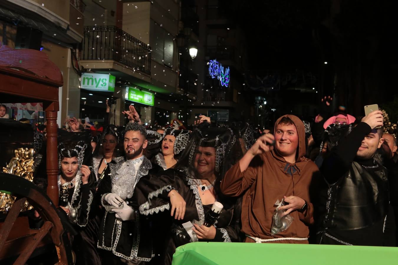 Multitud de personas abarrotaron la plaza de España para presenciar la guerra de cascarones y la batalla entre Don Carnal y Doña Cuaresma