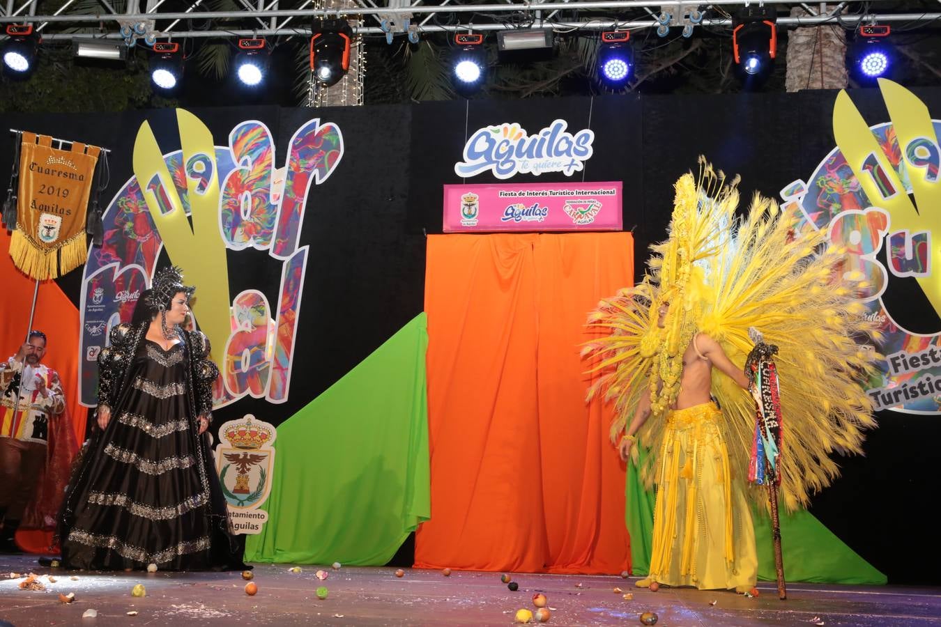 Multitud de personas abarrotaron la plaza de España para presenciar la guerra de cascarones y la batalla entre Don Carnal y Doña Cuaresma