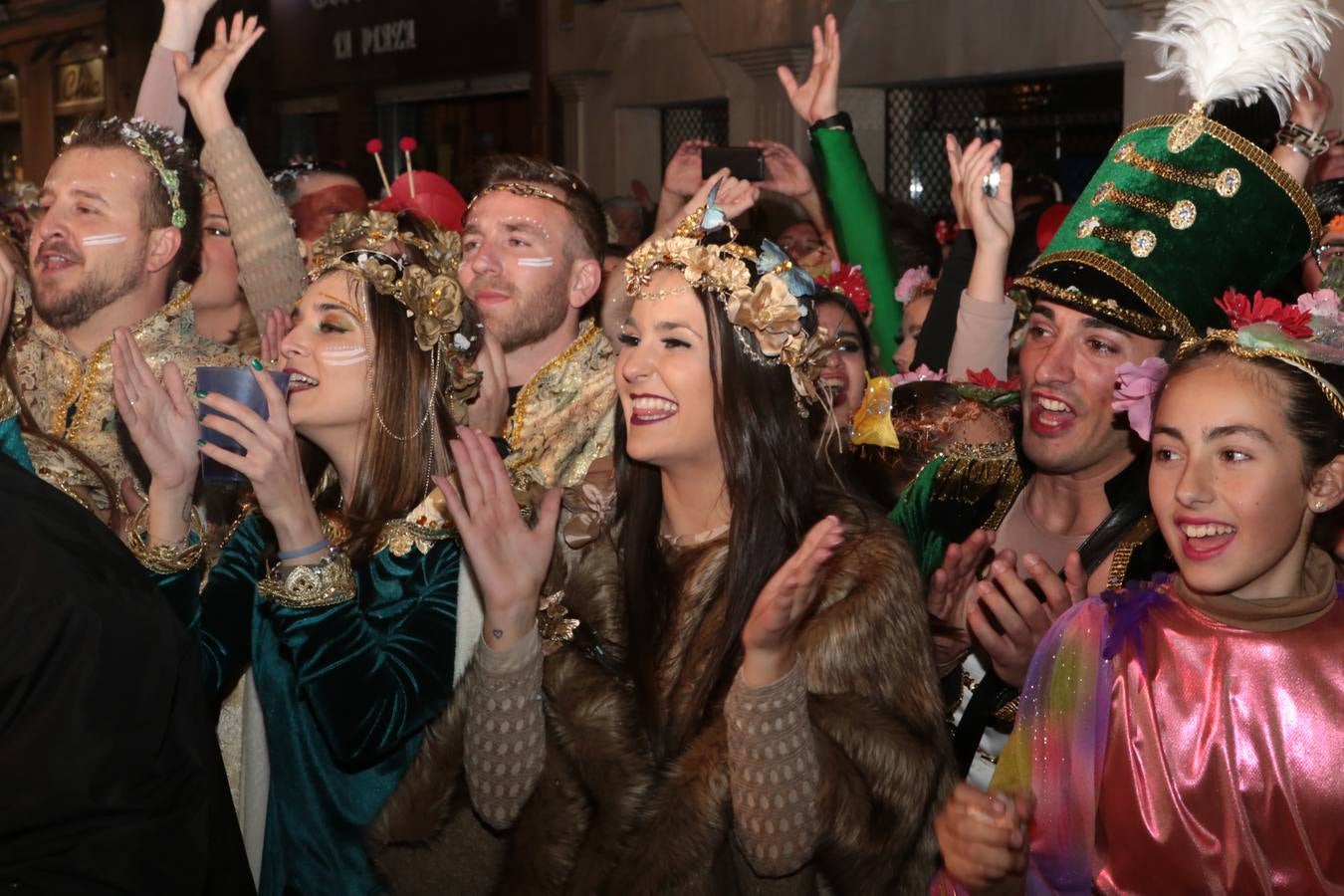 Multitud de personas abarrotaron la plaza de España para presenciar la guerra de cascarones y la batalla entre Don Carnal y Doña Cuaresma