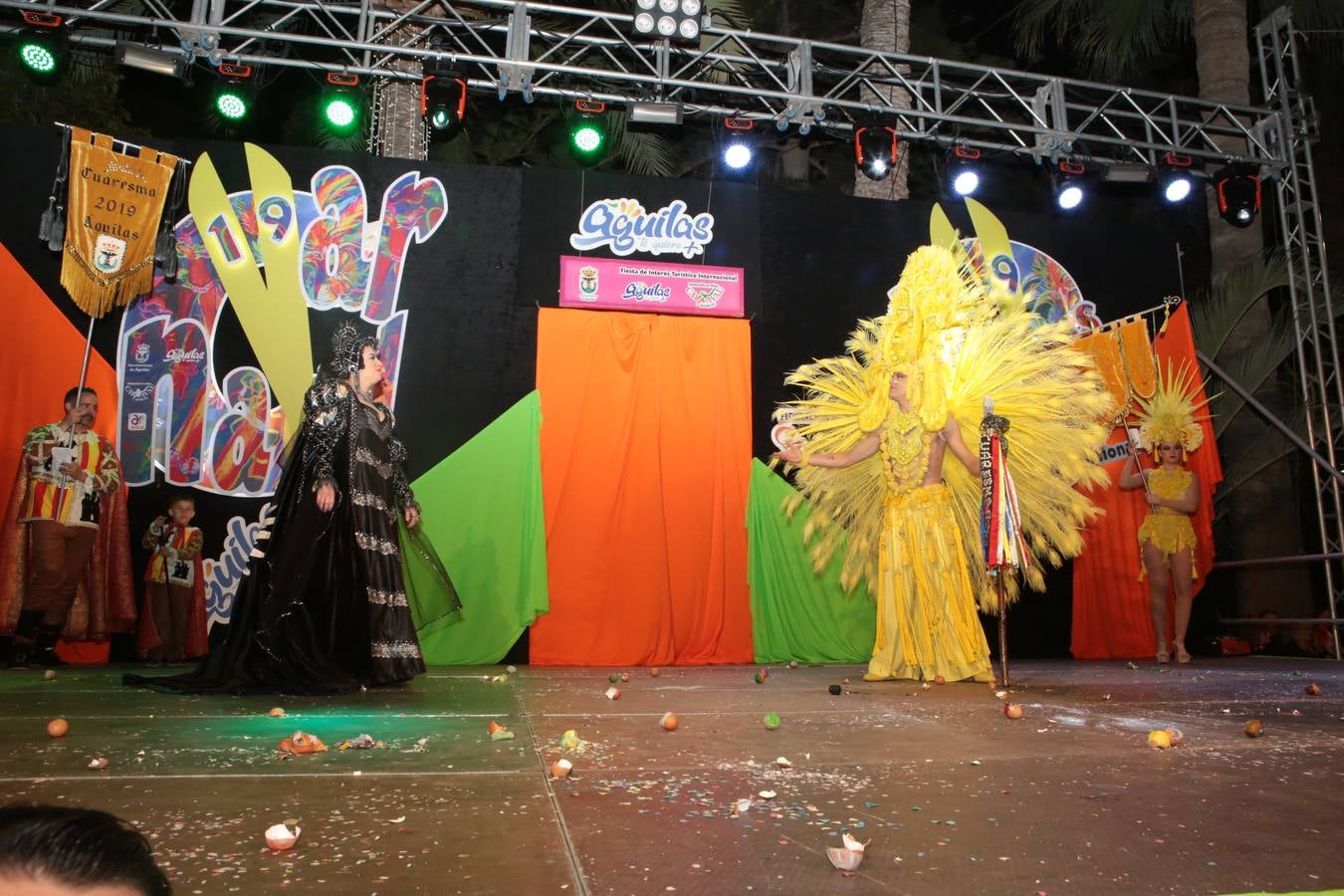 Multitud de personas abarrotaron la plaza de España para presenciar la guerra de cascarones y la batalla entre Don Carnal y Doña Cuaresma