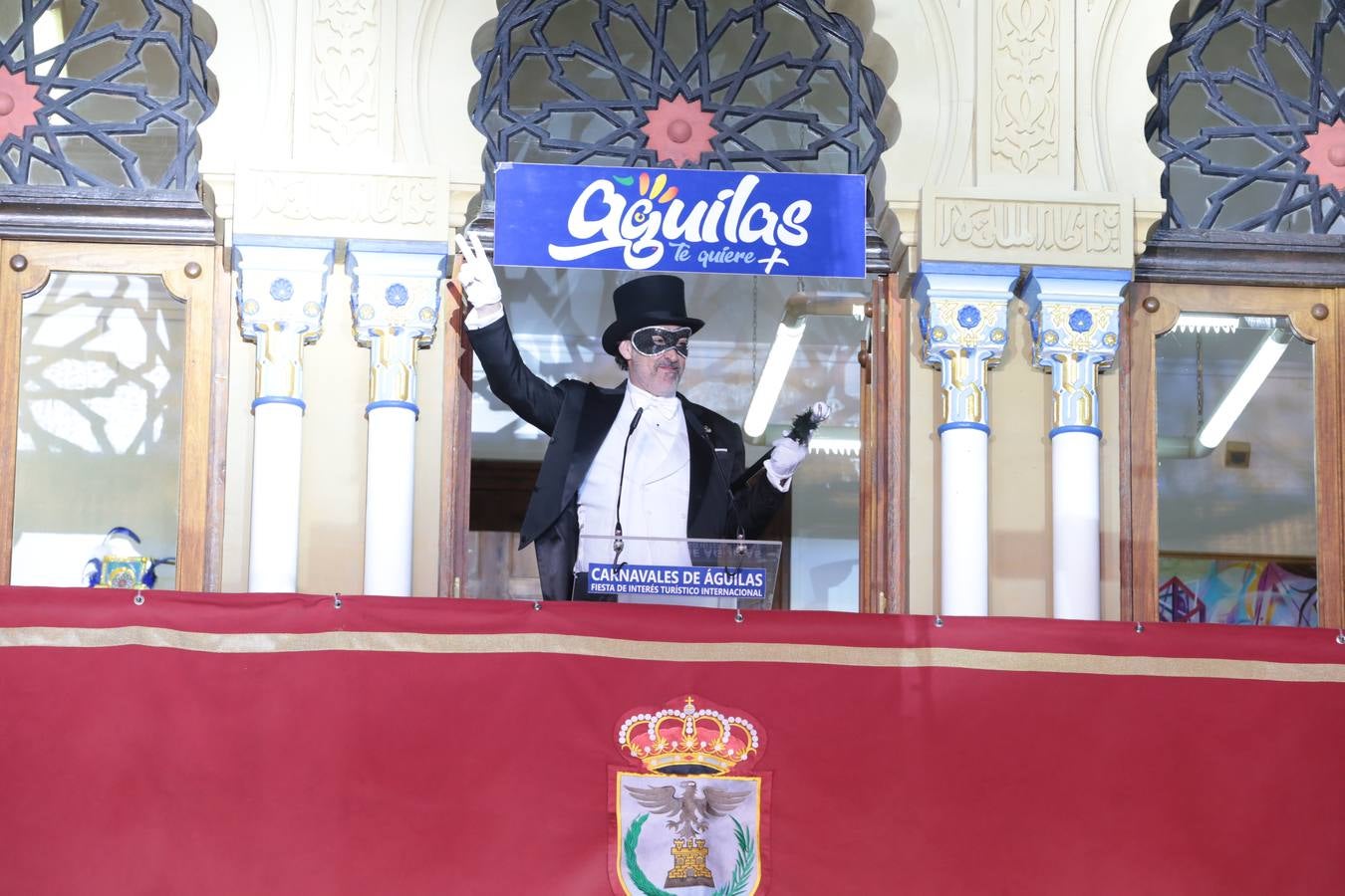 Multitud de personas abarrotaron la plaza de España para presenciar la guerra de cascarones y la batalla entre Don Carnal y Doña Cuaresma