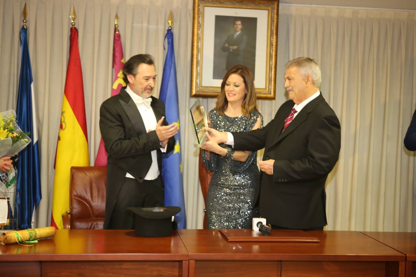 Multitud de personas abarrotaron la plaza de España para presenciar la guerra de cascarones y la batalla entre Don Carnal y Doña Cuaresma