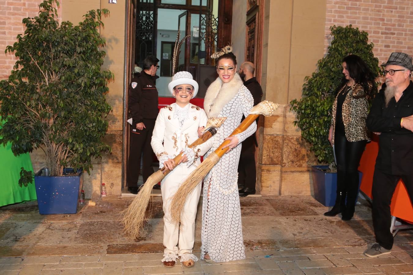 Multitud de personas abarrotaron la plaza de España para presenciar la guerra de cascarones y la batalla entre Don Carnal y Doña Cuaresma