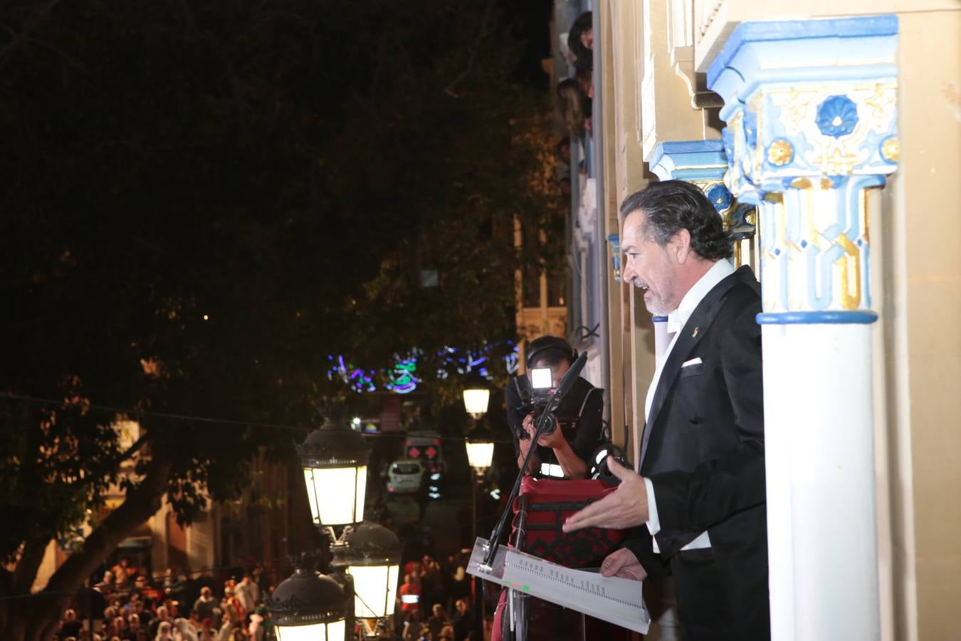 Multitud de personas abarrotaron la plaza de España para presenciar la guerra de cascarones y la batalla entre Don Carnal y Doña Cuaresma