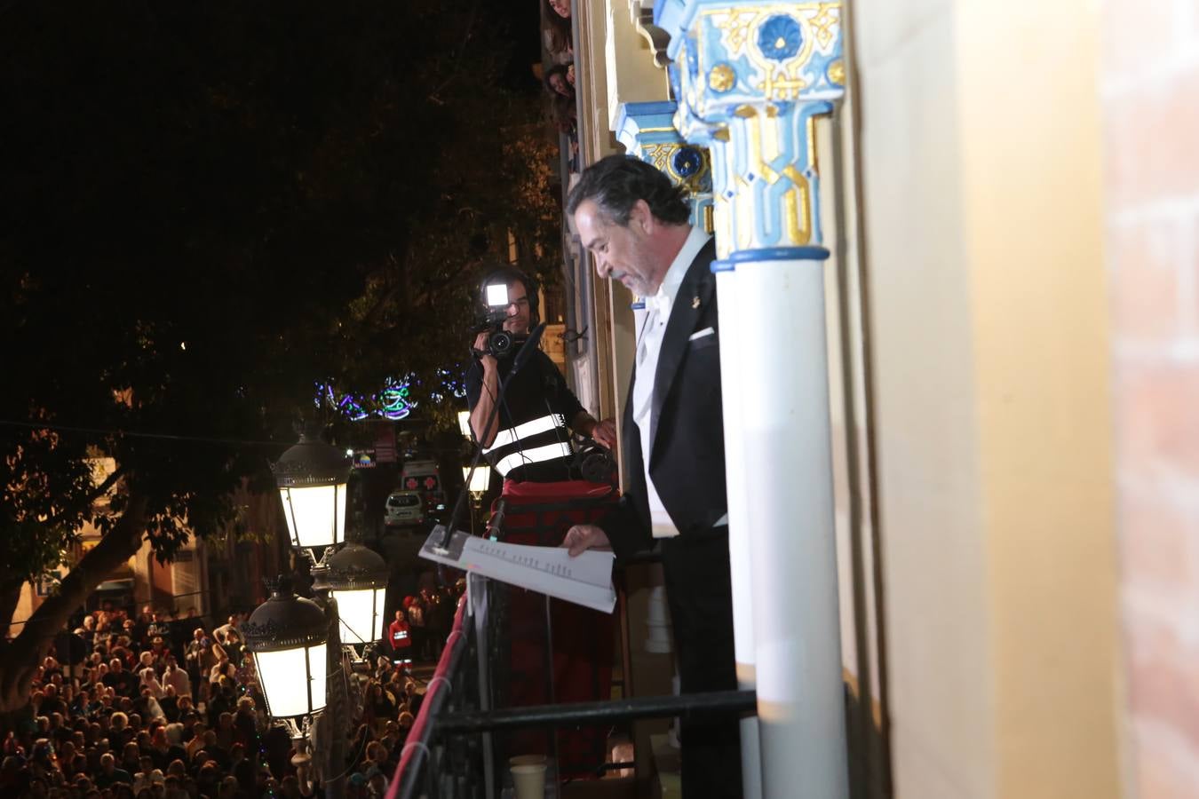 Multitud de personas abarrotaron la plaza de España para presenciar la guerra de cascarones y la batalla entre Don Carnal y Doña Cuaresma