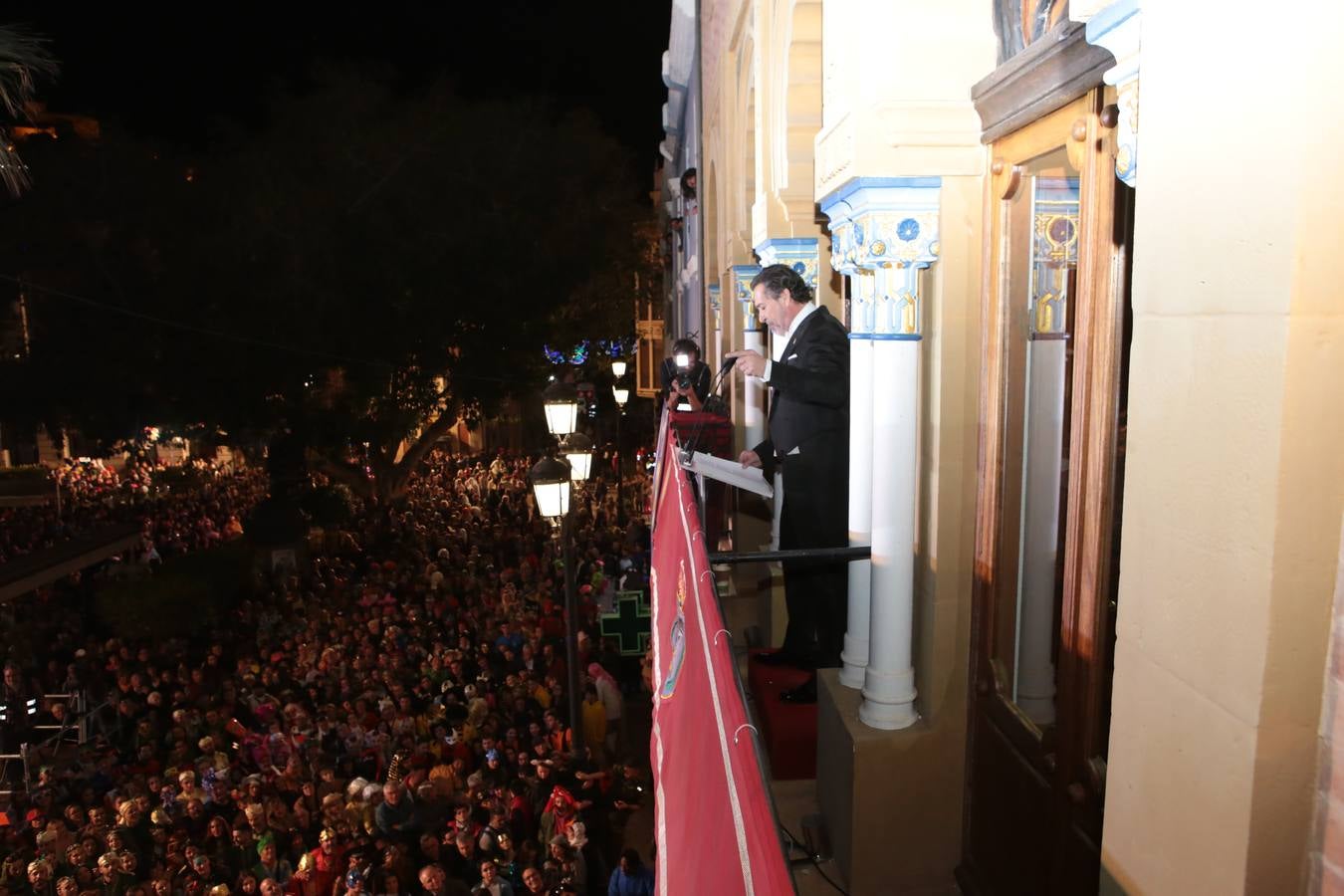 Multitud de personas abarrotaron la plaza de España para presenciar la guerra de cascarones y la batalla entre Don Carnal y Doña Cuaresma